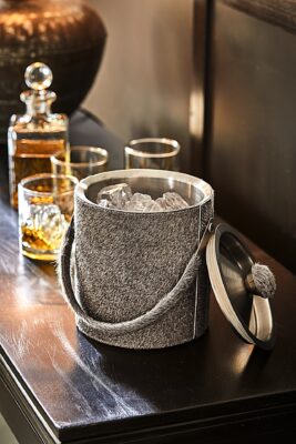 Ohne Eis geht bei den meisten Drinks gar nichts. Der Eiswürfelbehälter „Gavrelle“ ist eine gute Mischung aus besonderem Design und praktischem Gefäß. Er wird mit Rindsleder verkleidet und sorgt für den exotischen Effekt. Behälter aus Edelstahl von Loberon. 
