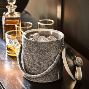 Ohne Eis geht bei den meisten Drinks gar nichts. Der Eiswürfelbehälter „Gavrelle“ ist eine gute Mischung aus besonderem Design und praktischem Gefäß. Er wird mit Rindsleder verkleidet und sorgt für den exotischen Effekt. Behälter aus Edelstahl von Loberon. 
