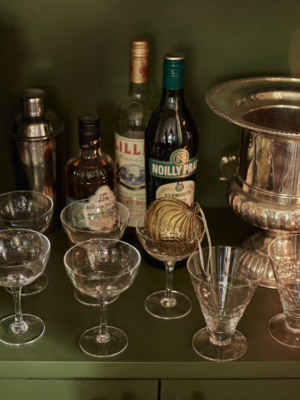 Sehr edel präsentiert sich die Vintage-Optik der mundgeblasenen Gläser von Neptune. Gefertigt sind sie aus bleifreiem Kristallglas und sind perfekt für alle Arten von Sekt-Cocktails.
