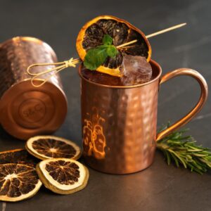 Aus reinen Kupfer sind die handgemachten Becher „Cataleya“ von Specter & Cup. Super dekorativ ist die gehämmerte Anmutung. Hinein passen 400 ml. Typischerweise werden solche Becher für den Cocktail „Moscow Mule“ genutzt.

