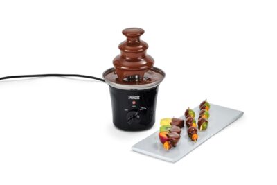 Eine Bereicherung für die Festtage ist der elektrische Schokobrunnen von Tchibo. Geeignet ist er für Flüssigschokolade oder für Schokostückchen. Hinein passen ca. 400 Milliliter. Aus Edelstahl und Kunststoff, ca. 25 Euro.
