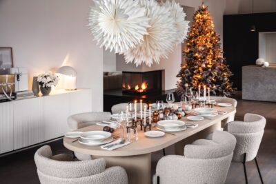 Credit: Villeroy & Boch
Villeroy & Boch beweist, dass ein weißer Look ganz modern rüberkommen kann. Das liegt am Geschirr selbst und dem Zubehör. Die trendigen Kerzenständer und Kugeln sind in der Pantone Farbe des Jahres 2025 „Mocca Mousse“ gehalten. Papiersterne beeindrucken.
