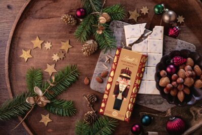 Der traditionelle Nussknacker passt perfekt in die Weihnachtszeit. Er steht für Glück und lässt uns in Erinnerungen an unsere Kindheit schwelgen. Noch dazu sieht die Verpackung edel aus und macht sich auch gut als weihnachtliches Deko-Objekt oder als Mitbringsel zum Advents-Kaffee, von Lindt.
