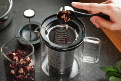 Die Teekanne „T-Prep“ beinhaltet ein praktisches Teesieb. Wenn der Tee fertig gezogen ist, lässt er sich durch die Brüh-Stop-Funktion einfach nach unten drücken. Perfekt, um losen Tee zuzubereiten, von Gefu.
