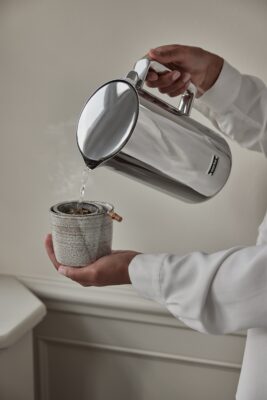 Das ein Wasserkocher ästhetisch aussehen kann, beweist der Wasserkocher „Kettle“ von Aarke. Er ist formschön und aus Edelstahl hergestellt. Hilfreich ist, dass sich die gewünschte Temperatur einstellen lässt. Außerdem ist das Gerät geräuscharm.
