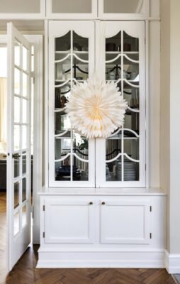 Der Papierstern in Lampenform nimmt der Vitrine die kühle Ausstrahlung und macht sie zum winterlichen Hingucker, von Bungalow. 
