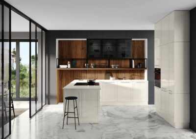 Langgestreckt und geradlinig verläuft die Maserung der Küchenrückwand in Nussbaum. Das sorgt für Eleganz. Unterstrichen wird der edle Stil noch zusätzlich durch die hochglänzende Küche im weißen Landhauslook. Küche „Granada“ von Häcker.
