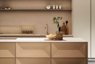 Französische und italienischen Luxus-Modemarken sind bekannt für ihre Meisterwerke der Schneiderkunst. Für Poggenpohl war das die Inspiration für eine neue Planungsphilosophie. Ein Mailänder Designbüro wurde dafür mit der Gestaltung beauftragt. Das Ergebnis ist ein ungewöhnliches und glamouröses Erscheinungsbild. Die neuen Fronten erlauben durch ihre Bauart ein intensives Licht- und Schattenspiel, das eine skulpturale Anmutung verleiht. Gewählt wurde helle Eiche.   