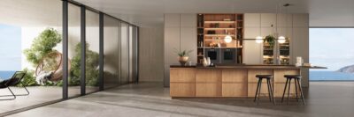 Die Holzküche „Kyoto“ von Leicht Küchen präsentiert sich im Ton „Alpineiche Natur“ im angesagten Japandi-Look. Die klare Optik strahlt Wärme und Klarheit aus. Ausreichend Staufläche bietet die Rückwand, die den Holzton nochmal aufgreift und mit einem schicken Beige ergänzt.