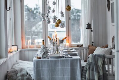 Gräulich winterliches Weiß steht für eine elegante Gemütlichkeit. Das Karo-Muster verstärkt diesen Effekt. Silber und Gold sind ein schickes Team und sehen auch nach Weihnachten noch elegant aus. Alles von Lexington.
