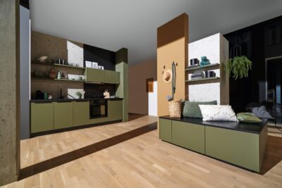 Olivgrün bringt eine frische, aber dennoch gedämpfte Farbnote in die Küche, die zu einem mediterranen oder skandinavischen Stil passt. Es ist ein idealer Kombi-Partner zu den Fronten aus der Serie „Manhattan“ von Nolte Küchen. 
