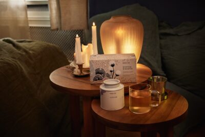 Ingwer Tee stärkt das Immunsystem und schmeckt nach Winter. Zum Set „Winter Whisper“ mit dem Tee „Ginger“ gehört auch ein Glasbecher mit Sieb und Deckel, von Paper & Tea.
