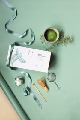 Das „Matcha Starter Kit“ hilft, den neuen Trend mitmachen zu können. Es beinhaltet den Tee, eine Bowl, Sieb, Löffel und Besen. Außerdem liegt eine Anleitung bei.

