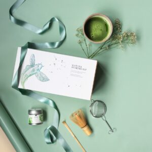 Das „Matcha Starter Kit“ hilft, den neuen Trend mitmachen zu können. Es beinhaltet den Tee, eine Bowl, Sieb, Löffel und Besen. Außerdem liegt eine Anleitung bei.
