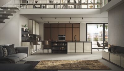 Ein leicht asiatischer Charakter prägt die Küchenzeile „Jeometrica“ von Scavolini. Die schmalen Konturen sind bei der Hochglanzfront und bei den Fronten in Holz farblich abgesetzt. Sie sind auch das Verbindungselement zwischen den beiden Farben.  