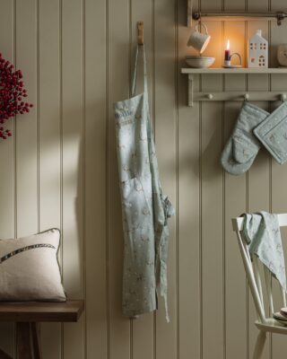 Richtig gemütlich ist die Holzvertäfelung in dieser Küche. Das ist einladend und zeitlos. Die süßen Accessoires mit winterlichem Rentier sind von Sophie Allport.
