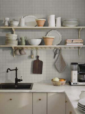 Ländlich mit Charme, das charakterisiert die Tapete in beige-weißer Karo-Optik von Boråstapeter. Harmonisch ist die restliche Ausstattung der Küche, die konsequent in Beige und Weiß gehalten ist.  
