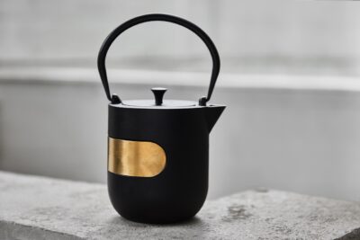 So außergewöhnlich kommt die Teekanne „Kuomo“ von Ja Unendlich daher. Sie wird in einem speziellen Sandgussverfahren handgefertigt aus Gusseisen. Innen ist sie emailliert. Stylisch ist das Design.
