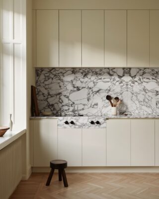 Winterweiß kann auch modern daherkommen und macht sich toll zu Marmor. Für Ruhe sorgt nicht nur die Farbe, sondern auch die schlichte Fronten-Anmutung, von Nordiska Kök.
