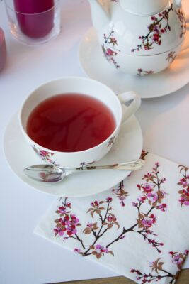 Inspiriert von japanischen Kirschblüten ist das hübsche Geschirr „Fiori Rossi“. Das italienische Design bringt auch im Winter den Frühling nach Hause. Für Tee perfekt ist das hochwertige Fine Bone China Geschirr von PPD.
