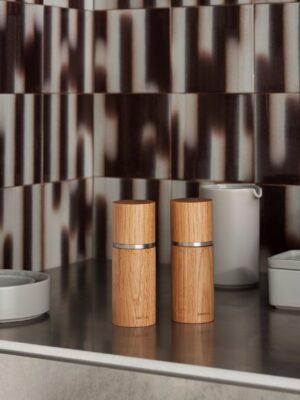Ein echtes Hingucker-Wanddesign offenbart sich in dieser Küche. Die Fliesen haben spannende Farbverläufe von hell nach dunkel, von Beige nach Braun. Sehr gelungen und modern! Die hübschen Gewürzmühlen sind von Blomus. 