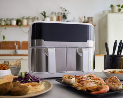 Mit dem „Rocket Duo 900“ von Masterpro ist das Kochen in größeren Mengen möglich. 
Der Double Airfryer hat ein Fassungsvermögen von neun Litern. Damit gelingt es kinderleicht,
leckere Speisen zu kreieren und das gleich doppelt so schnell. Mit zweimal so viel Platz können
parallel unterschiedliche Speisen zur gleichen Zeit zubereitet werden. Das Plus: Die beiden 
Fächer können individuell bedient werden. Über den intuitiven Touchscreen lassen sich 
Temperaturen von 80 bis 200 Grad Celsius und elf Leistungsstufen separat einstellen, sodass verschiedene Dinge unabhängig voneinander gegart werden können.