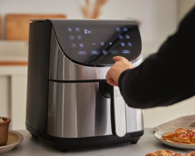 Mit dem „Rocket Duo 900“ von Masterpro ist das Kochen in größeren Mengen möglich. 
Der Double Airfryer hat ein Fassungsvermögen von neun Litern. Damit gelingt es kinderleicht,
leckere Speisen zu kreieren und das gleich doppelt so schnell. Mit zweimal so viel Platz können
parallel unterschiedliche Speisen zur gleichen Zeit zubereitet werden. Das Plus: Die beiden 
Fächer können individuell bedient werden. Über den intuitiven Touchscreen lassen sich 
Temperaturen von 80 bis 200 Grad Celsius und elf Leistungsstufen separat einstellen, sodass verschiedene Dinge unabhängig voneinander gegart werden können.
