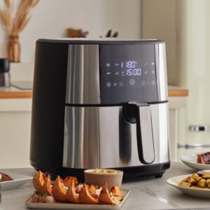 In der heimischen Küche kann jeder Chefkoch sein. Dabei helfen die Airfryer aus der „Rocket“-Linie von Masterpro. Möglich ist es vor allem schnell und fettreduziert zu kochen. Die Airfryer kommen mit diversen Funktionen und Voreinstellungen daher, um allerlei Zubereitungsarten, vom Frittieren, über das Braten bis hin zum Backen, zu übernehmen. Die Geräte sind unterschiedlich groß. | KÜCHEN JOURNAL In der heimischen Küche kann jeder Chefkoch sein. Dabei helfen die Airfryer aus der „Rocket“-Linie von Masterpro. Möglich ist es vor allem schnell und fettreduziert zu kochen. Die Airfryer kommen mit diversen Funktionen und Voreinstellungen daher, um allerlei Zubereitungsarten, vom Frittieren, über das Braten bis hin zum Backen, zu übernehmen. Die Geräte sind unterschiedlich groß.