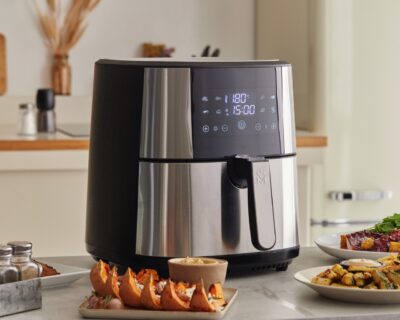 In der heimischen Küche kann jeder Chefkoch sein. Dabei helfen die Airfryer aus der „Rocket“-Linie von Masterpro. Möglich ist es vor allem schnell und fettreduziert zu kochen. Die Airfryer kommen mit diversen Funktionen und Voreinstellungen daher, um allerlei Zubereitungsarten, vom Frittieren, über das Braten bis hin zum Backen, zu übernehmen. Die Geräte sind unterschiedlich groß.