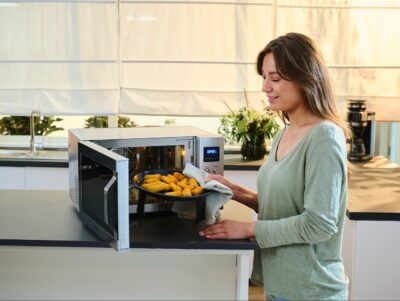 In der neuen „Crispy Wave“ von Severin stecken vier Geräte in einem: Mikrowelle, Heißluftfritteuse, Backofen und Grill. Das ist äußerst platzsparend. Mit Temperaturen bis zu 230°C zaubert der integrierte Airfryer goldene Pommes, zarten Lachs und knackiges Gemüse. Hübsch ist auch das Design im Edelstahl-Look mit verspiegelter Tür.