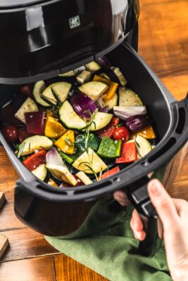 Leckere Köstlichkeiten lassen sich in der Heißluftfritteuse „Air Fryer“ von Zwilling sehr gut zubereiten. Sie frittiert ohne Fett. Noch dazu kann man darin garen und backen. Das Gerät lässt sich über ein LED-Display steuern.