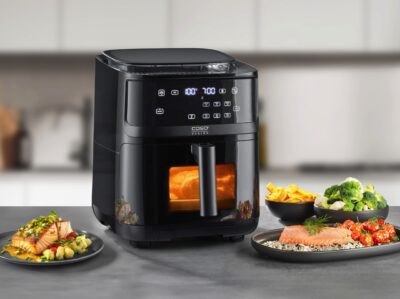 Die Heißluftfritteuse „AirFry & Steam 700“ von Caso Design ist mehr als eine herkömmliche Heißluftfritteuse. Mit ihrem großzügigen Korbvolumen und der integrierten Dampfgarfunktion kombiniert sie energiesparendes Backen mit schonendem Dampfgaren. Das ist ideal für die Zubereitung von Gemüse und Fisch. Dadurch bleiben Vitamine und Nährstoffe erhalten, während die Speisen gleichmäßig und saftig gegart werden. Das Gerät kostet ca. 200 Euro.
