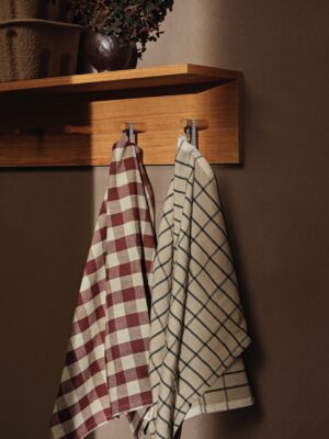Eine Prise Landhaus gemixt mit Skani-Flair, das ergibt die Handtücher von Ferm Living. Accessoires in Braun sind ideal für alle, die die Pantone Farbe nur bei Details umsetzen möchten und keinen Schwerpunkt darauf setzen wollen.