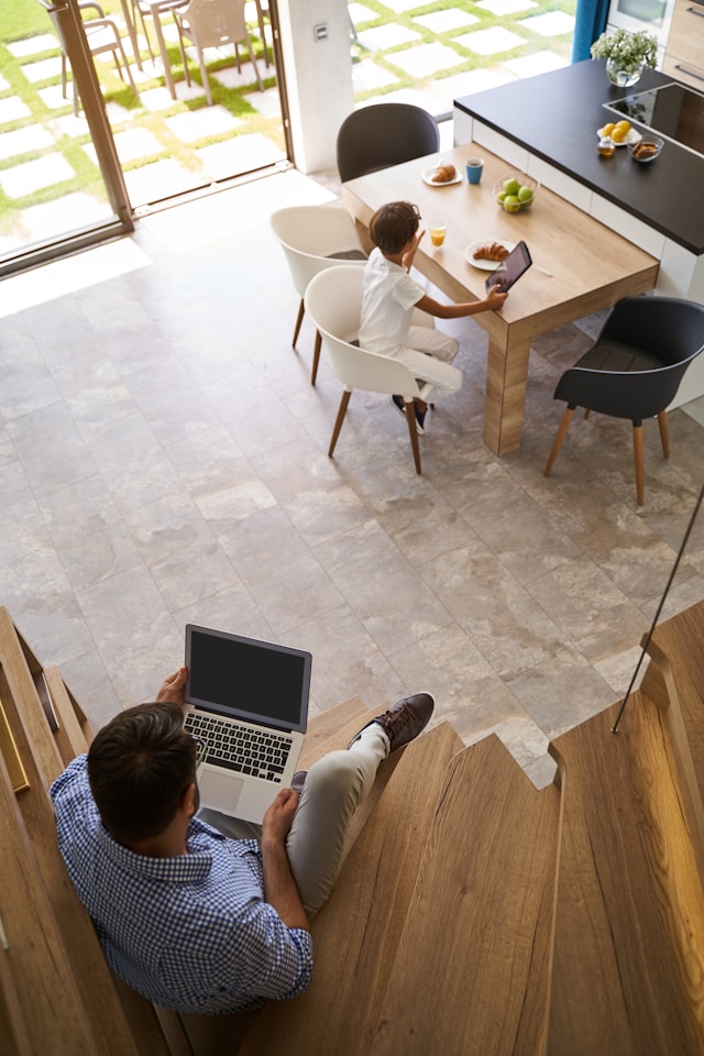 Moderne Wohnküche mit Natursteinboden – Ein gemütlicher Wohnbereich mit einer offenen Küche und einem großen Esstisch. Der Natursteinboden sorgt für eine elegante und helle Atmosphäre. Foto: Unsplash.