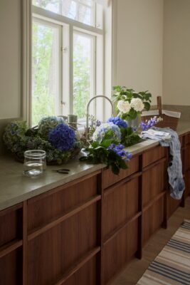 Blumen bringen den Frühling in den Raum. Manche Hortensien blühen bereits ab Mai. Kreativ-Idee: Gestalten Sie einen Kranz aus bunten Blumen, den Sie ins Küchenfenster hängen. Das sorgt für optische Frische. Alle Accessoires sind von Lexington.
