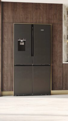 Große Side-by-Side Kühl- und Gefriergeräte sind perfekt für große Familien. Zum French-Door Kühlschrank von Siemens gehört auch ein Eis- und Wasserspender. Solche Kühlschränke können mit unterschiedlichen Türsystemen ausgestattet sein, wie in diesem Fall mit dem Multidoor-System. Elegant sind die dunklen Türen. Sie fügen sich stilvoll in die Wand ein und sind mit einer Anti-Fingerprint-Beschichtung versehen.