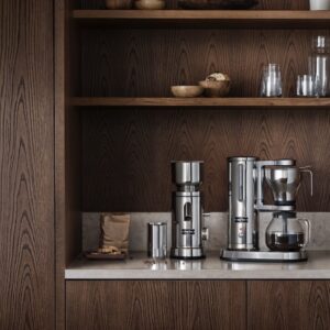 Ganz im Retro-Stil präsentiert sich das „Coffee System“ aus Edelstahl von Aarke. Das System garantiert den perfekten Geschmack, denn die Filterkaffeemaschine bietet die ideale Kaffeetemperatur, unabhängig von der Menge. Die intelligente Heizplatte sorgt dafür, dass der Kaffee warm bleibt und das Aroma bewahrt wird. Das Ergebnis ist ein volles Kaffeearoma ohne verbrannte Noten. Praktisch ist unter anderem der beleuchtete Wassertank. Passend zur Maschine gibt es die Kaffeemühle.