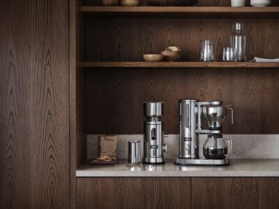 Ganz im Retro-Stil präsentiert sich das „Coffee System“ aus Edelstahl von Aarke. Das System garantiert den perfekten Geschmack, denn die Filterkaffeemaschine bietet die ideale Kaffeetemperatur, unabhängig von der Menge. Die intelligente Heizplatte sorgt dafür, dass der Kaffee warm bleibt und das Aroma bewahrt wird. Das Ergebnis ist ein volles Kaffeearoma ohne verbrannte Noten. Praktisch ist unter anderem der beleuchtete Wassertank. Passend zur Maschine gibt es die Kaffeemühle.
