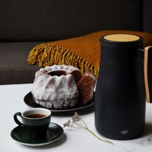 Filterkaffee dekorativ auf dem Kaffeetisch zu präsentieren, dafür eignet sich eine stylische Thermoskanne. Die schicke schwarze Kanne bekommt durch das gemütliche Holz einen ländlichen Charakter, von Alfi, ca. 100 Euro.