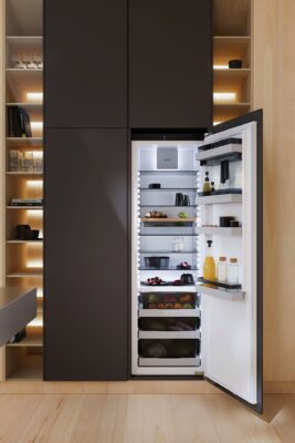Ein Einbaukühlschrank integriert sich nahtlos in die Küchenfront. Das ist super bei einem minimalistischen Design. Mit dem „Freeze Kühl- und Gefriersystem“ von Bora können Zutaten hervorragend gekühlt und geordnet aufbewahrt werden. Es hat ei-nen klassischen Look kombiniert mit einer hohen Leistung und einer unkomplizier-ten Handhabung. Dazu gehört auch die einfache Reinigung. Für frische Luft und eine gute Luftzirkulation im Inneren wird durch Umluftkühlung gesorgt.