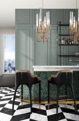 Ein Hauch Art Déco prägt die Gestaltung. Gold, Schwarz-Weiß-Elemente und eleganter Stein gehören zu dieser kunstvollen Einrichtung, von Covet House.