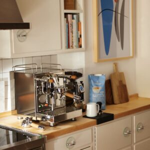 Mit einer attraktiven High-Tech-Maschine muss man sich auseinandersetzen. Dann ist das richtige Ergebnis aber in greifbarer Nähe. Entscheidend ist zusätzlich die Qualität der Bohnen. Gut schmecken die Bohnen aus der „Home Barista“-Linie von Dallmayr. 