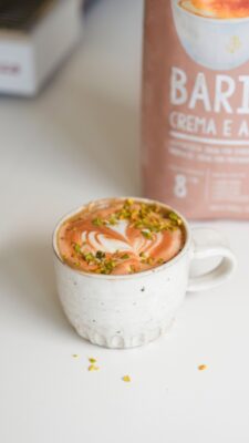Nicht nur für die Dubai-Schokolade, die aktuell alle Welt begeistert, kommen Pistazien zum Einsatz. Auch im Pistazien-Cappuccino machen sie sich toll. Dafür wird etwas Pistaziencreme in den Kaffee gemixt und mit fein zerkleinerten Pistazien dekoriert. Sehr köstlich! Alle Zutaten von Dallmayr.