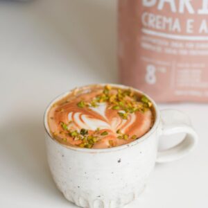 Nicht nur für die Dubai-Schokolade, die aktuell alle Welt begeistert, kommen Pistazien zum Einsatz. Auch im Pistazien-Cappuccino machen sie sich toll. Dafür wird etwas Pistaziencreme in den Kaffee gemixt und mit fein zerkleinerten Pistazien dekoriert. Sehr köstlich! Alle Zutaten von Dallmayr.