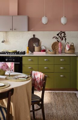 Seien Sie einfach mal mutig und kombinieren Sie ungewöhnliche Farben miteinander. Das helle Rosé schafft es, dem Grün eine lebendige Note zu verleihen. Der Ton wird bei den Accessoires nochmal aufgegriffen. Neutral und sehr wohnlich ist der Teppich von Dixie.