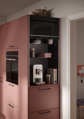 #Credit: AMK. Eine Kaffee-Ecke ist eine ansprechende Lösung. Hier kann alles hingestellt werden, was für die Zubereitung benötigt wird. Außerdem ist die Fläche jederzeit zugänglich. Ein Hingucker ist die tolle Frontenfarbe in kräftigem Rosa.