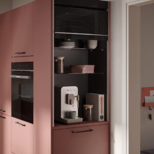 #Credit: AMK. Eine Kaffee-Ecke ist eine ansprechende Lösung. Hier kann alles hingestellt werden, was für die Zubereitung benötigt wird. Außerdem ist die Fläche jederzeit zugänglich. Ein Hingucker ist die tolle Frontenfarbe in kräftigem Rosa.