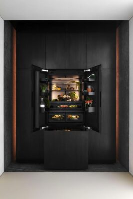 Gaggenau begeistert mit dem Kühlgerät „The Elevation of Gravity“. Das war eine visionäre Inszenierung der Produktinnovationen auf der Design Week in Mailand. Diese Darstellung des neuen „Master Piece“ war dort zu sehen. Es gehört zu den Luxuskühlschränken.