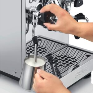 Praktisch ist ein guter Milchaufschäumer, vor allem wenn man gerne Latte Macchiato Varianten trinkt. Wichtig ist, dass das Zubehör gereinigt wird, damit sich nichts absetzen kann und alles immer frisch ist. Die komplette Maschine ist von Graef.