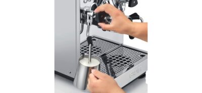 Praktisch ist ein guter Milchaufschäumer, vor allem wenn man gerne Latte Macchiato Varianten trinkt. Wichtig ist, dass das Zubehör gereinigt wird, damit sich nichts absetzen kann und alles immer frisch ist. Die komplette Maschine ist von Graef.